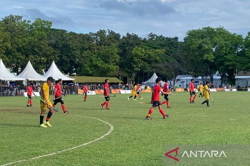 Tim hoki outdoor putra Sumatera Utara gagal memperlebar peluang ke babak final usai ditahan imbang DKI Jakarta 1-1 dalam laga penyisihan dalam laga penyisihan yang digelar di Lapangan Serba Guna Unimed, Kota Medan, Minggu (ANTARA/Anggi Luthfi Panggabean)