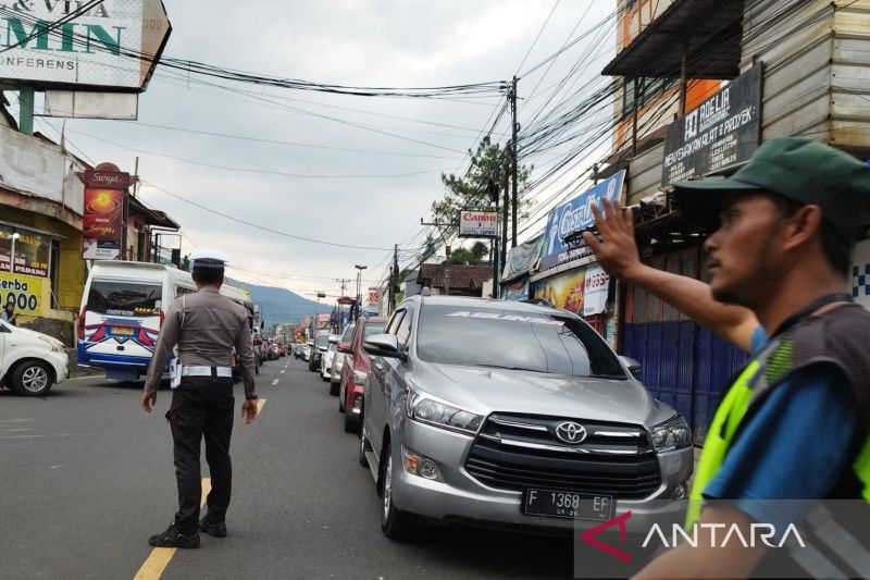 Petugas Satuan Lalulintas Polres Cianjur, Jawa Barat, melakukan sejumlah rekayasa arus guna menghindari macet total di jalur Puncak, Minggu (15/9/2024). ANTARA/Ahmad Fikri