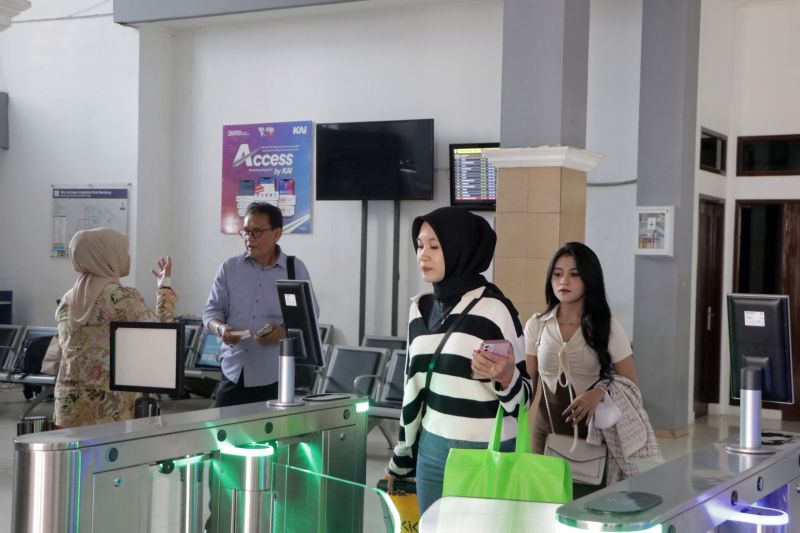 Penggunaan teknologi Face Recognition Boarding Gate di Stasiun Kiaracondong Bandung. (ANTARA/HO KAI Daop 2 Bandung)