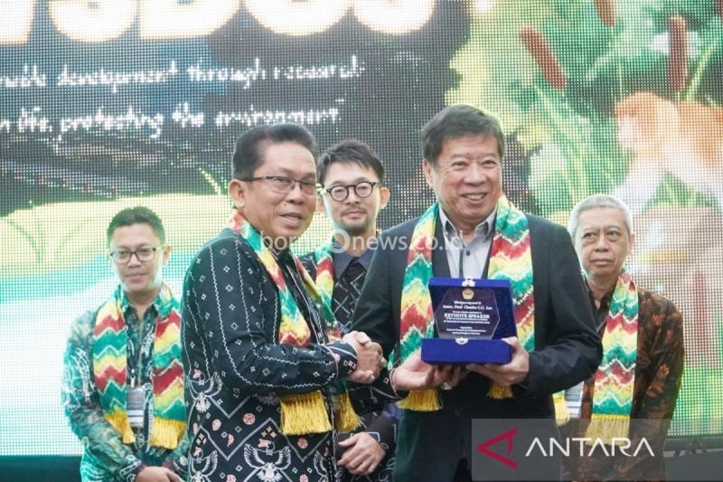 Wakil Rektor Universitas Lambung Mangkurat (ULM) bidang Kerja Sama, Humas, dan Sistem Informasi, Yusuf Azis memberikan cinderamata kepada Prof Charles dari University of Newcastle, Australia yang menjadi pembicara utama konferensi internasional tentang lahan basah untuk tujuan pembangunan berkelanjutan. (ANTARA/Firman)