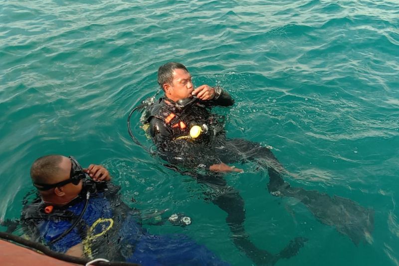 Tim SAR gabungan melakukan pencarian dua nelayan yang dilaporkan tenggelam di perairan Pulau Monyet Labuan Bajo, Kabupaten Manggarai Barat, NTT. (ANTARA/HO-Kantor Basarnas Maumere)