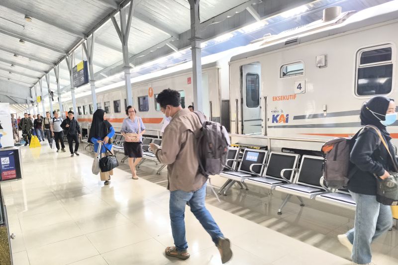 Foto dok. Suasana di Stasiun Jember jelang libur panjang Maulid Nabi Muhammad SAW (ANTARA/HO-Humas KAI Jember)