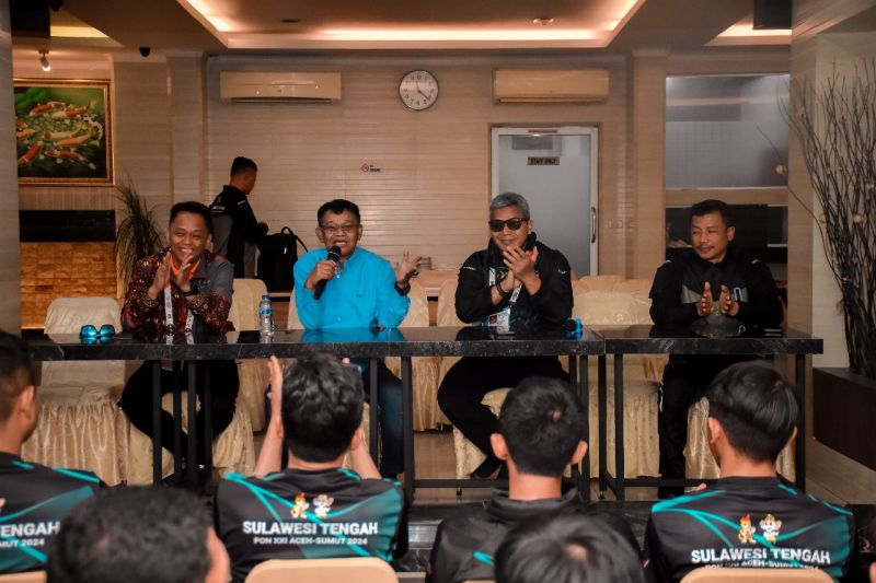Gubernur Sulteng Rusdy Mastura didampingi Ketua Kontingen PON Sulteng Brigjen TNI Dody Triwinarto mengunjungi tim sepak bola Sulteng di Banda Aceh, Selasa (10/9/2024). (ANTARA/HO-Satgas Kontingen PON Sulteng)