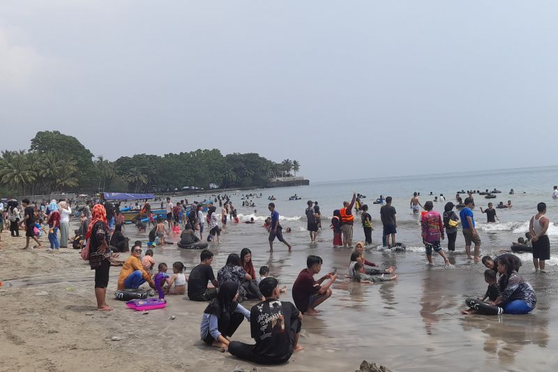 Wisata pantai anyer di Kabupaten Serang, Banten, Sabtu (13/4/2024). (ANTARA/Desi Purnama Sari)