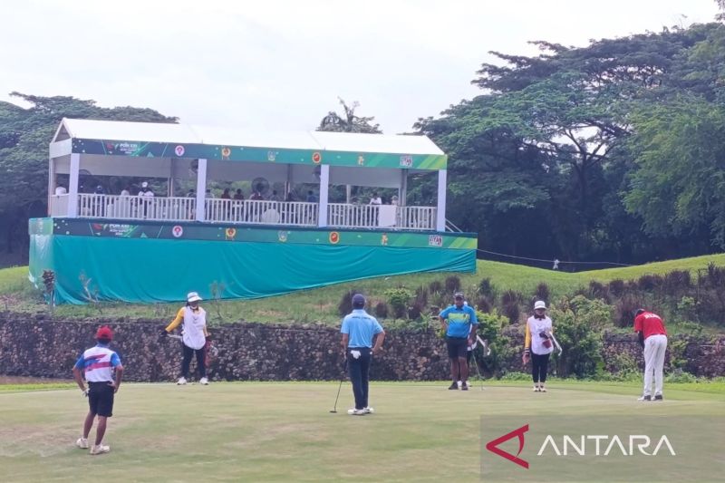 Para atlet golf putra yang sedang bertanding dalam PON XXI Aceh Sumut 2024 di Royal Sumatra Golf Course, Medan, Sumatera Utara, Minggu (15/9/2024). (ANTARA/Agatha Olivia Victoria)