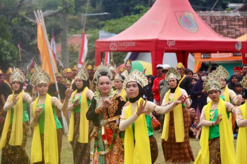 Salah satu penampilan kesenian tradisional dalam rangka Senandung Dewi Hyang Argopuro Festival di Desa Arjasa, Kabupaten Jember, Minggu. (ANTARA/HO-Pemkab Jember)