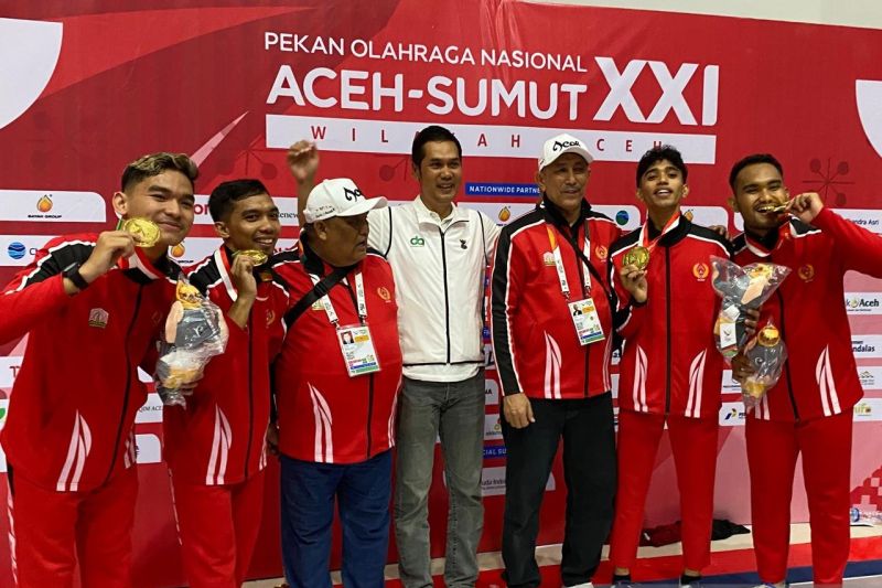 Tim anggar putra asal Aceh berfoto bersama usai pertandingan pada nomor floret beregu putra di GOR Anggar Komplek Stadion Harapan Bangsa, Banda Aceh, Minggu (15/9/2024). (ANTARA/Rizka Khaerunnisa)