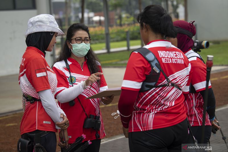 Pelatih Lilies Handayani (kedua kiri) memberikan arahan kepada tiga atlet panahan nomor recurve beregu putri Rezza Octavia (kedua kanan), Diananda Choirunisa (kiri), dan Kusumawardani (kanan) dalam latihan Pelatnas Olimpiade di Lapangan Panahan Gelora Bung karno (GBK), Jakarta, Selasa (1/6/2021). Setelah memastikan dua atletnya yaitu Riau Ega dan Diananda Choirunisa lolos dalam nomor perorangan recurve di Olimpiade Tokyo, Persatuan Panahan Seluruh Indonesia (Perpani) menargetkan menambah wakil d