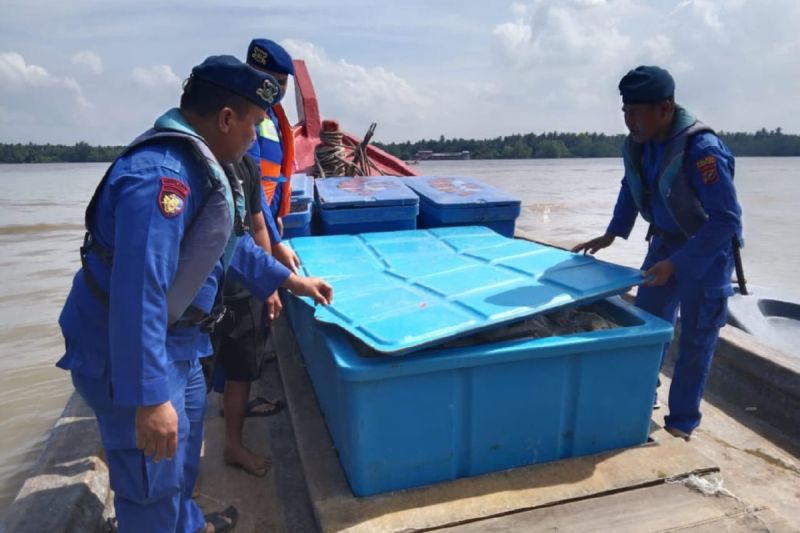 Personel Satuan Polairud Polres Tanjungbalai memeriksa kapal di Kota Tanjungbalai, Sumatera Utara, Minggu (15/9/2024). ANTARA/HO-Polres Tanjungbalai