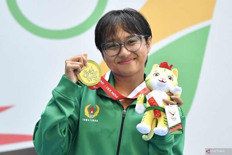 Perenang Jawa Timur Izzy Dwifaiva Hefrisyanthi menunjukkan medali saat penyerahan medali final renang 400 meter gaya bebas putri PON XXI Aceh-Sumut di Kolam Renang Selayang Dispora Sumatera Utara, Medan, Sabtu (14/9/2024). ANTARA FOTO/Nova Wahyudi/rwa. (ANTARA FOTO/NOVA WAHYUDI)