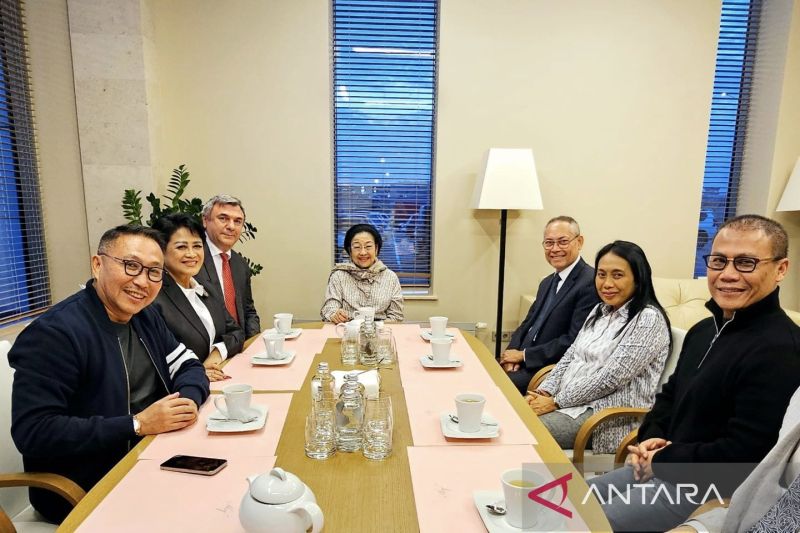 The 5th President of Indonesia Megawati Soekarnoputri (center) had a talk with a number of Indonesian officials and representatives from Russia in St. Petersburg on Saturday (Sept 14, 2024). (ANTARA/HO-Documentation by Ahmad Basarah).