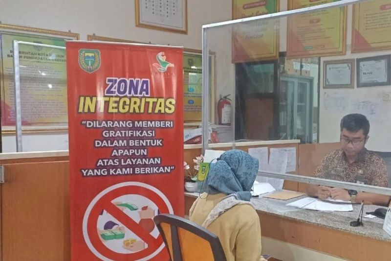 Ilustrasi - Seorang wajib pajak melakukan pembayaran pajak di Kantor Bapenda Kota Madiun. (ANTARA/HO-Diskominfo Kota Madiun)