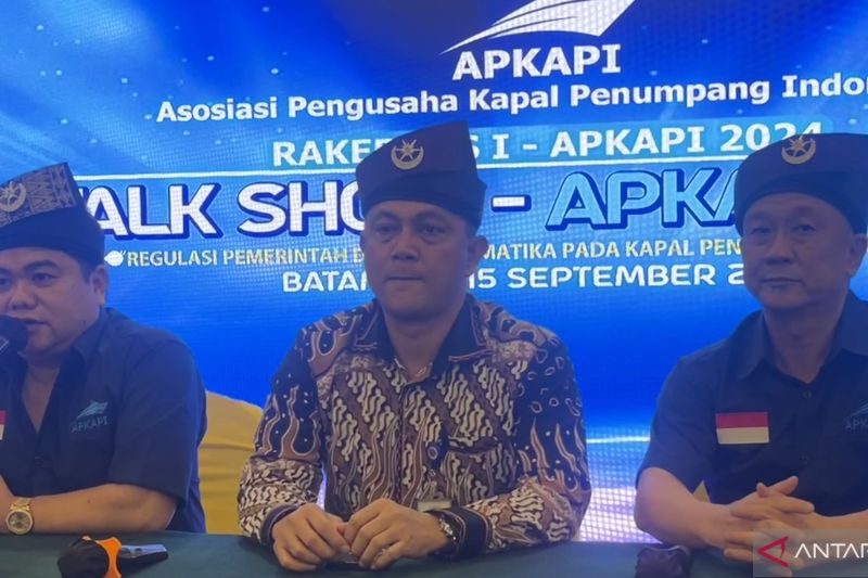 Ketua Umum Apkapi Jonny De Quelaju (kiri) dan Sekretaris Jenderal Apkapi Kurmin Halim (kanan) saat memberikan keterangan dalam konferensi pers usai Rakernas I Apkapi di Batam, Ahad (15/9/2024). (ANTARA/Jessica)