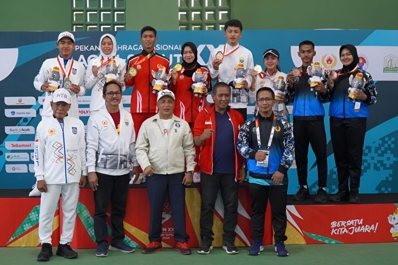 Para peraih medali emas, perak, dan perunggu untuk nomor ganda campuran soft tenis berfoto usai menerima medali di Lapangan Soft Tenis Mapolda Aceh, Banda Aceh, Minggu (15/9/2024). ANTARA/HO-PP Pesti