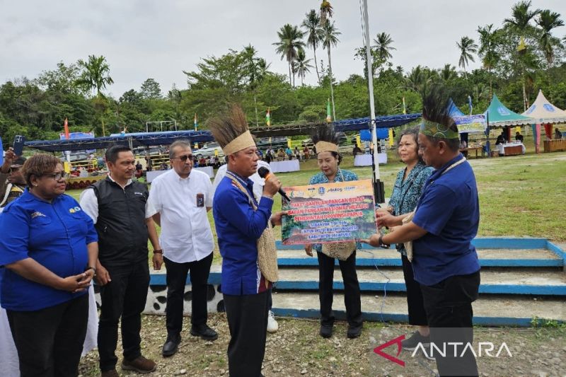 Acting Governor of Papua Ramses Limbong (left) hands over rice aid to Acting Head of Jayapura District Samuel Siriwa (right) in Kemtuk District on Friday (Sept 13, 2024). (ANTARA/Qadri Pratiwi).