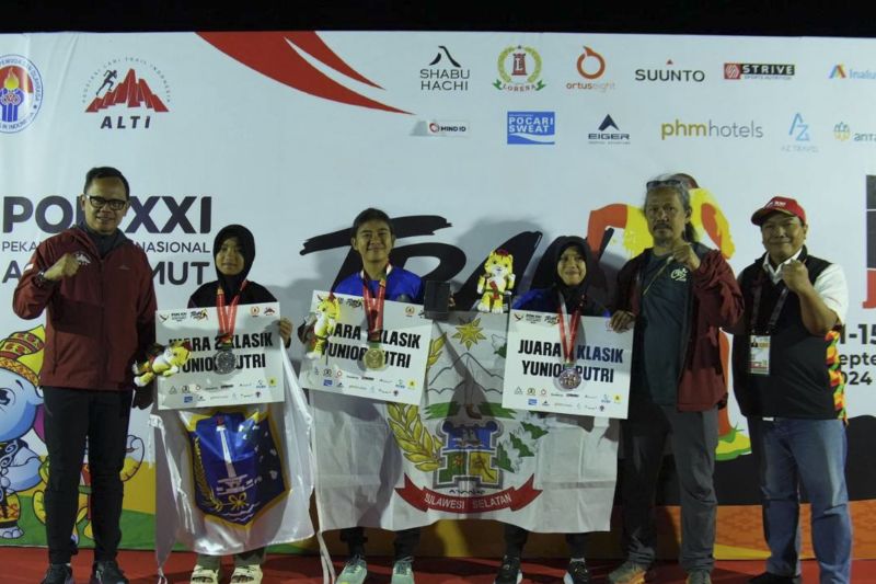 Ketua Umum Asosiasi Lari Trail Indonesia (ALTI) Bima Arya Sugiarto (kiri) berfoto bersama usai memberikan medali kepada pemenang Kategori Klasik Yunior Putri 12 Km PON 2024 di Kawasan Danau Toba, Tongging, Kabupaten Karo, Sumatera Utara, Minggu (15/9/2024). (ANTARA/HO-ALTI)