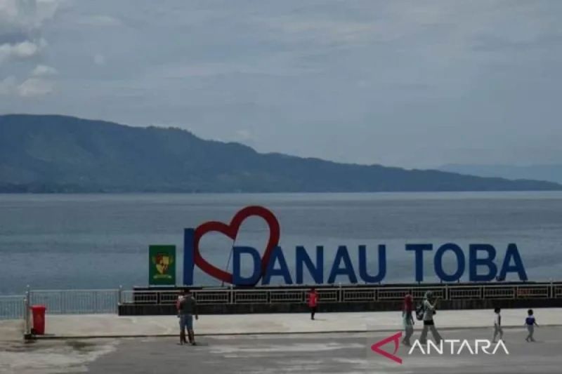 Atlet Ski Air Manfaatkan Waktu Luang Menjelajahi Danau Toba