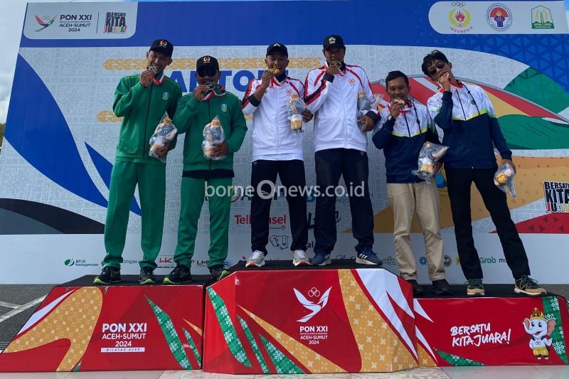 Para pemenang medali emas, perak, dan perunggu nomor pertandingan lintas alam (XC) beregu kelas B saat upacara penghormatan pemenang (UPP) di Bandar Udara Rembele, Takengon, Kabupaten Bener Meriah, Aceh, Minggu. (ANTARA/HO-Dok Official PON Jateng)