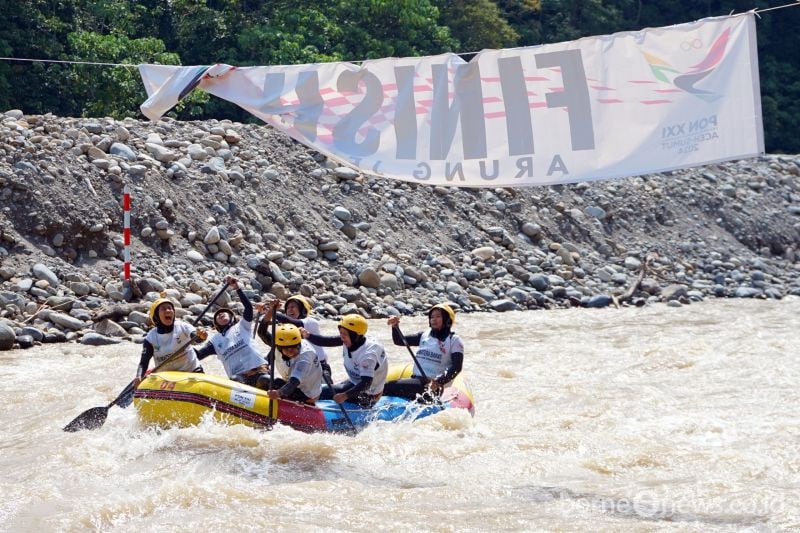 Kontingen Jawa Barat (Jabar) mendapatkan medali emas cabang olahraga arung jeram nomor "head to head" (H2H) R6 putri pada PON XXI Aceh-Sumut 2024 di Sungai Alas Ketambe, Aceh Tenggara, Minggu (15/9/2024). (ANTARA/HO-Diskominfo Aceh Tenggara)