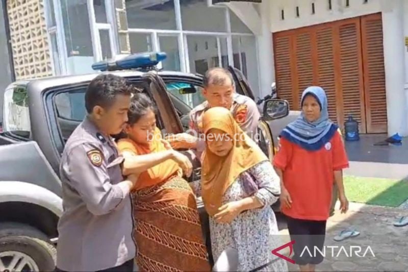 Anggota Polsek Parung bantu seorang ibu yang nyaris melahirkan di jalan, Parung, Kabupaten Bogor, Jawa Barat, Minggu (15/9/2024). (ANTARA/HO-Humas Polres Bogor)