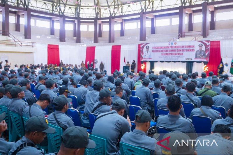 Sebanyak 2.556 personel Satlinmas Kabupaten Paser, Provinsi Kalimantan Timur, dikukuhkan untuk ikut melakukan pengamanan Pilkada 2024 di daerah berjuluk Bumi Daya Taka itu (ANTARA/R Wartono)