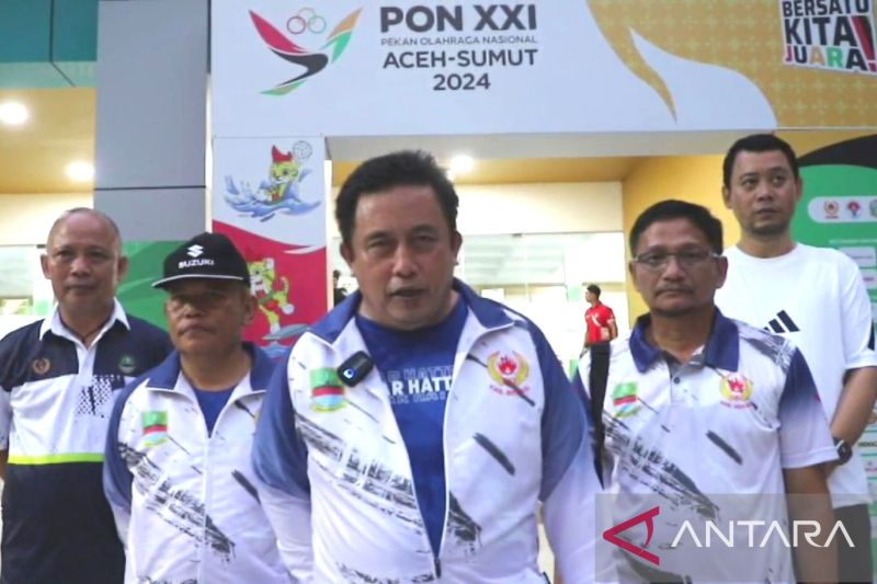 Penjabat Bupati Bekasi Dedy Supriyadi (tengah) bersama jajaran mengawal atlet berlaga di Kolam Renang Selayang Medan, Minggu. (ANTARA/HO: KONI Kabupaten Bekasi).