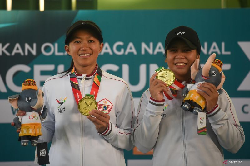 Petenis ganda putri DKI Jakarta Julia Sanger (kiri) dan Siti Nur Arasy (kanan) berfoto bersama usai menerima medali emas pada pertandingan final soft tenis PON XXI Aceh-Sumut 2024 di Lapangan Soft Tenis Trengginas, Mapolda Banda Aceh, Aceh, Minggu (15/9/2024). . ANTARA FOTO//Budi Candra Setya/pras (ANTARA FOTO/Budi Candra Setya)