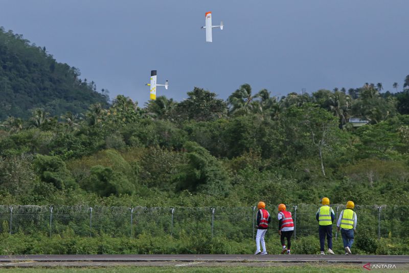 Drone miliki atlet Jawa Barat M Andri Abirezky Rangkuti (kanan) dan milik atlet DKI Jakarta Ivan Wahyudi (kiri) saat adu kecepatan dalam perlombaan aeromodelling nomor balap tiang kendali radio INA atau F3R INA pada Pekan Olahraga Nasional (PON) Aceh-Sumatera Utara di Lanud Maimun Saleh, Kota Sabang, Aceh, Minggu (15/9/2024). ANTARA/Khalis Surry