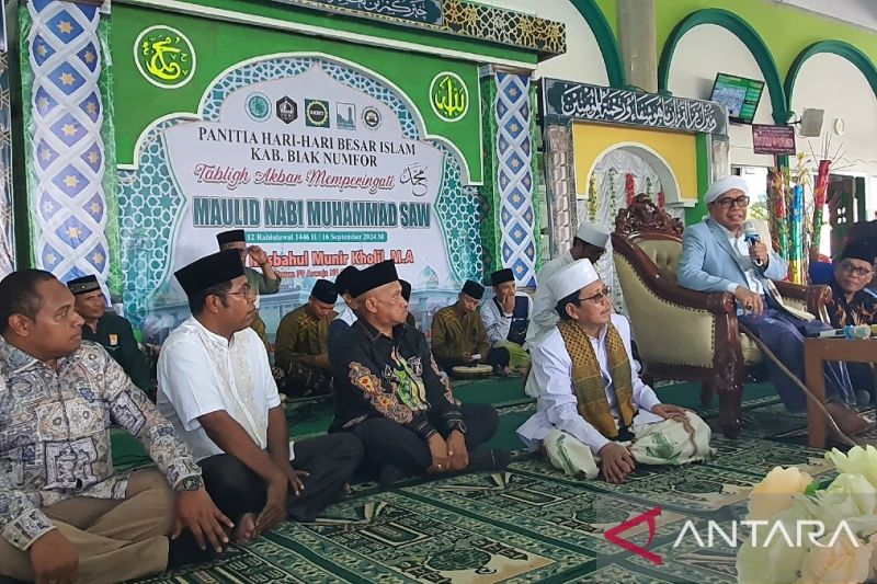 Perayaan Maulid Nabi Muhammad SAW 1446 H di Masjid Agung Baiturrahman dengan penceramah hikmah Maulid KH Misbahul Munir dan dihadiri tiga calon bupati Biak,Senin(16/9). ANTARA/Muhsidin