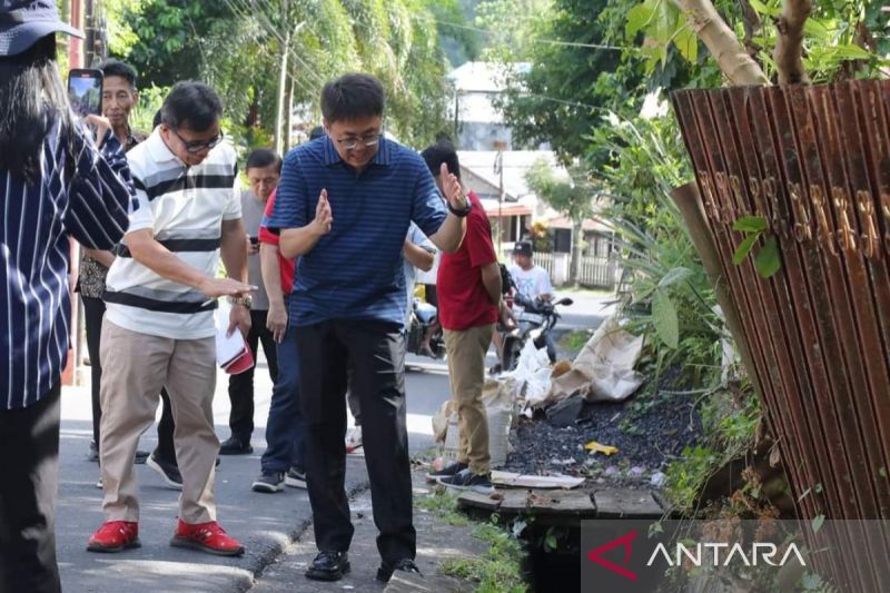 Wali kota Manado Andrei Angouw saat memantau drainase di Kelurahan Malendeng, Manado, Sabtu (14/9/2024). ANTARA/HO-Pemkot.