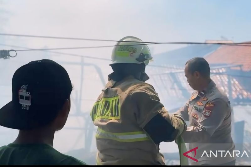 Kebakaran Ludes Melanda Empat Rumah di Klender, Kerugian Rp200 Juta