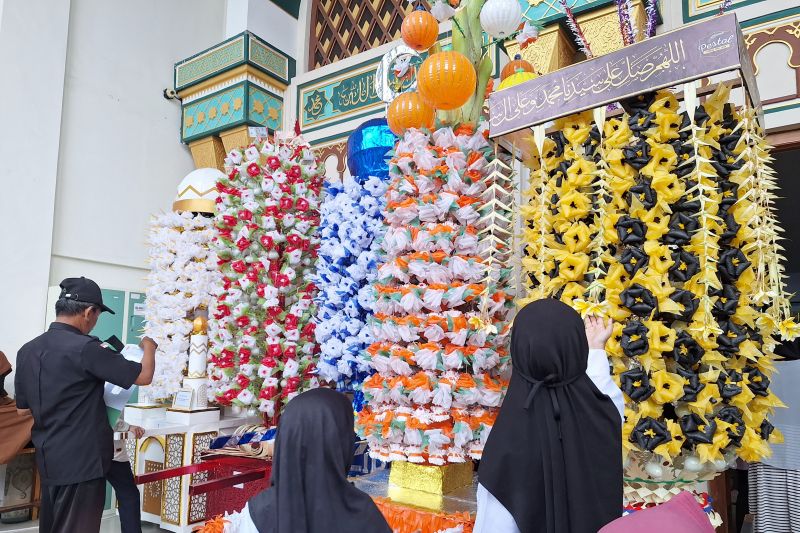 Ribuan Muslim Kepaon Rayakan Maulid Nabi Di Tengah Hujan