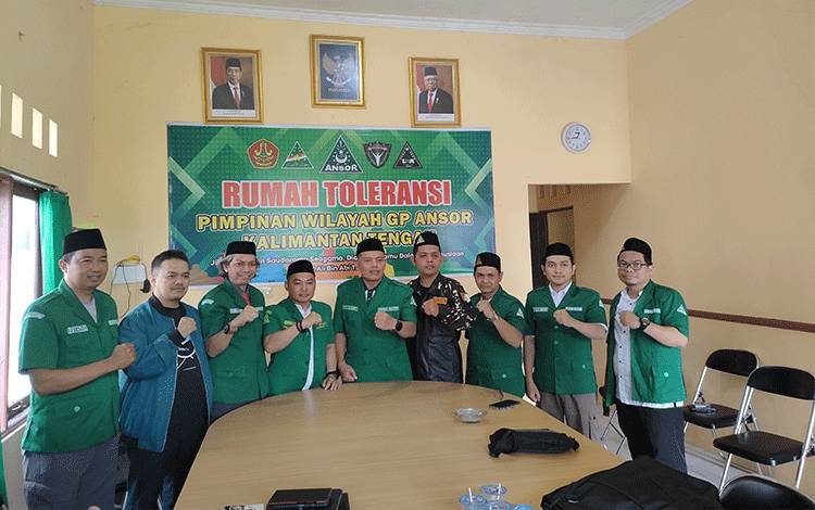 Para pengurus PW GP Ansor Kalteng berfoto bersama usai press release (Foto : PATHUR)