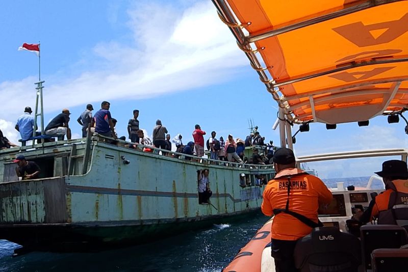 Tim SAR saat mengevakuasi para korban. ANTARA/HO-Basarnas Kendari