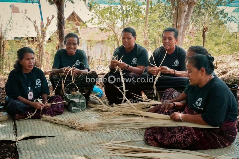 Du Anyam, salah satu kewirausahaan sosial unggulan dari Indonesia timur, melakukan pemberdayaan kepada perempuan di Nusa Tenggara Timur (NTT) melalui anyaman lontar. ANTARA/HO-Du Anyam