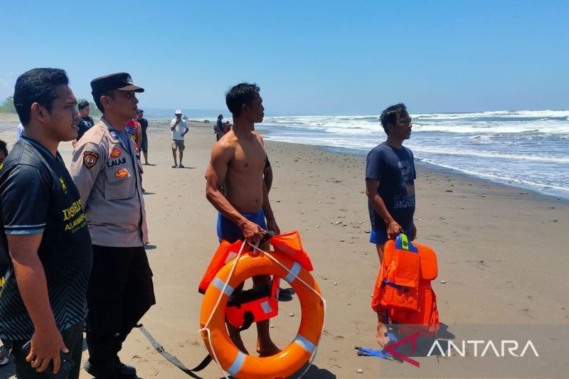 Pencarian Wisatawan Hilang Terbawa Arus di Pantai Cidamar
