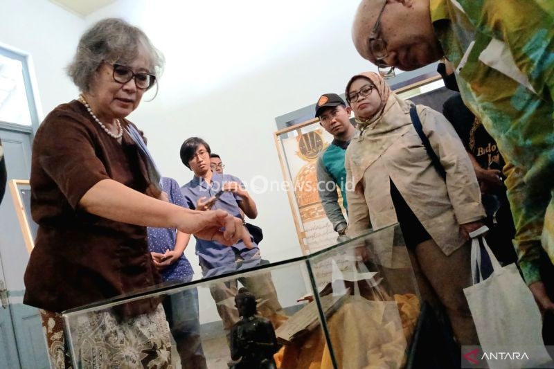 Ketua Perkumpulan Ahli Epigrafi Indonesia (PAEI) Ninie Susanti (kiri) menjelaskan makna dari replika arca Dhyani Buddha Vairocana pada pembukaan Pameran Literasi Aksara Gata di Museum Kebangkitan Nasional, Jakarta Pusat, Senin (16/9/2024). (ANTARA/Lintang Budiyanti Prameswari)