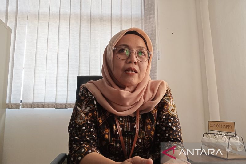 Ketua KPU Kabupaten Cirebon Esya Karnia Puspawati saat memberikan keterangan di Cirebon, Jawa Barat, Senin (16/9/2024). (ANTARA/Fathnur Rohman)