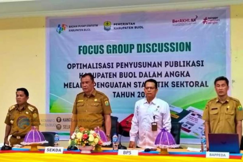 Sekretaris Daerah Kabupaten Buol Dadang saat memimpin pertemuan untuk optimalisasi penyusunan publikasi Kabupaten Buol melalui penguatan statistik sektoral tahun 2024. ANTARA/HO-DISKOMINFO BUOL