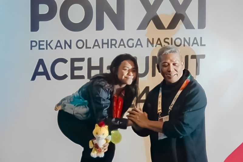 Ketua Satuan Tugas (Satgas) Kontingen Sulteng Brigjen TNI Dody Triwinarto berfoto bersama dengan Azzahra Permatahani, peraih medali emas pertama bagi Provinsi Sulteng di Medan, Minggu (15/9/2024). (ANTARA/HO-Satgas Kontingen PON Sulteng)