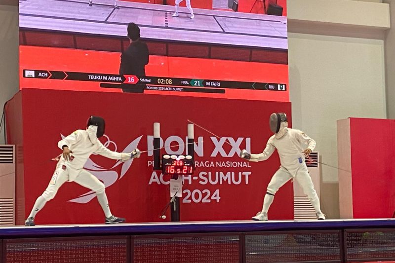 Atlet anggar Aceh Teuku Muhammad Aghfa Tuwasza (kiri) dan atlet anggar Riau Muhammad Fajri dalam partai final nomor degen beregu putra pada PON XXI Aceh-Sumut 2024 di GOR Anggar Komplek Stadion Harapan Bangsa, Banda Aceh, Minggu (16/9/2024). (ANTARA/Rizka Khaerunnisa)