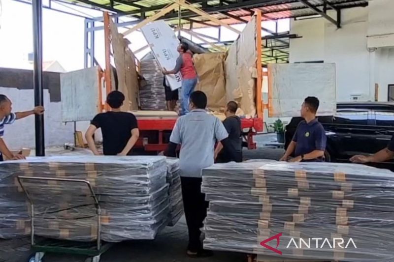 Logistik tiba di Kantor KPU Surakarta di Solo, Jawa Tengah, Senin (16/9/2024). ANTARA/Aris Wasita