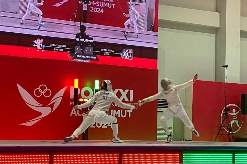 Atlet anggar Kaltim Gebhy Novitha (kiri) dan atlet anggar Aceh Bifani Ivana Cordelea (kanan) dalam pertandingan final nomor sabel beregu putri PON XXI Aceh-Sumut 2024 di GOR Anggar Komplek Stadion Harapan Bangsa, Banda Aceh, Senin (16/9/2024). (ANTARA/Rizka Khaerunnisa)