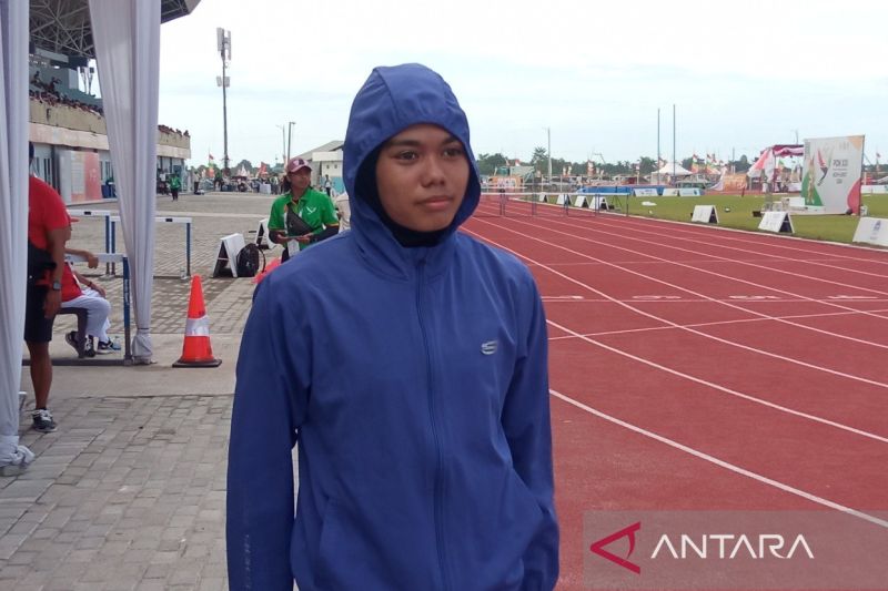 Pelari putri Sumatera Utara Nella Agustin menyumbang emas kedua bagi Sumut dan kali ini dari nomor 400 meter gawang putri (ANTARA/Juraidi)