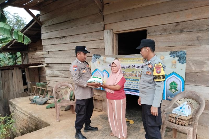 Kepolisian Bengkunat Bagikan Sembako untuk Warga Kurang Mampu