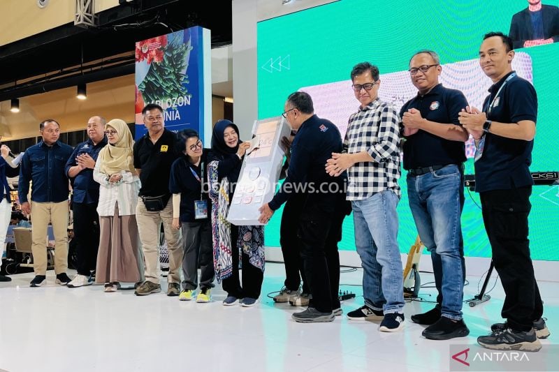 Peluncuran aksi 16 to 24, dalam peringatan Hari Ozon Sedunia oleh Dirjen PPI KLHK di Mal Botani Square Kota Bogor, Senin (16/9/2024). (ANTARA/Shabrina Zakaria)