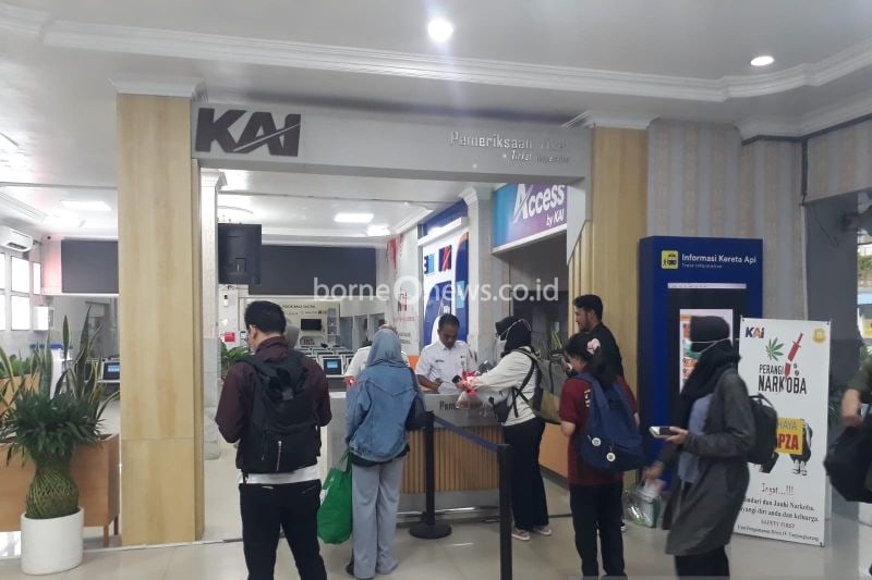 Petugas loket melakukan pemeriksaan tiket calon penumpang di Stasiun KA Tanjungkarang, Senin. (ANTARA/HO/KAI)