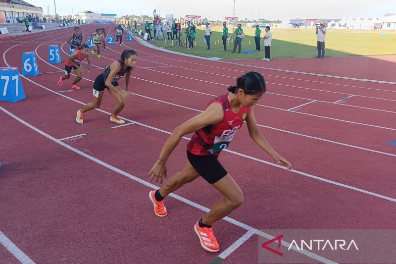 Pelari dari tim atletik DKI Jakarta Novia Nur Nirwani (kedua kanan), memulai pertandingan nomor 800 meter putri dalam PON XXI Aceh-Sumut 2024 di Stadion Madya Atletik Sumut Sport Center, Kabupaten Deli Serdang, Sumatera Utara, Senin (16/9/2024). ANTARA/Donny Aditra