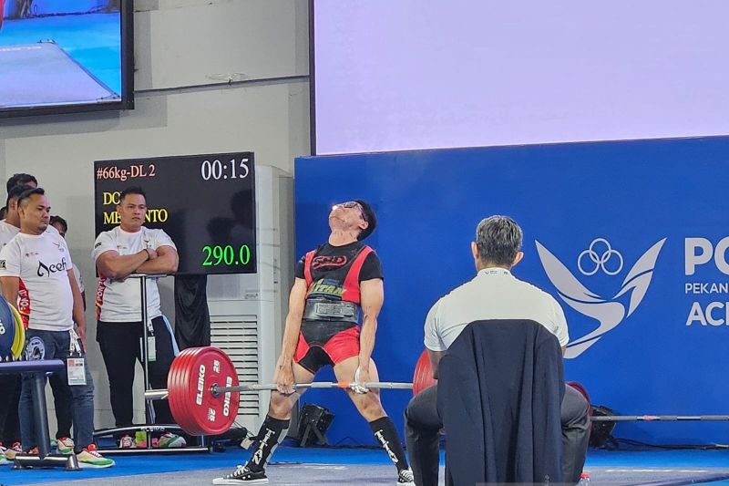 Lifter Lampung Doni Meiyanto mengangkat beban pada angkatan deadlift pada pertandingan angkat berat kelas 66 kilogram putra Pekan Olahraga Nasional (PON) XXI Aceh-Sumatera Utara 2024 di GOR Seramoe, Banda Aceh, Senin (16/9/2024). (ANTARA/RAUF ADIPATI)