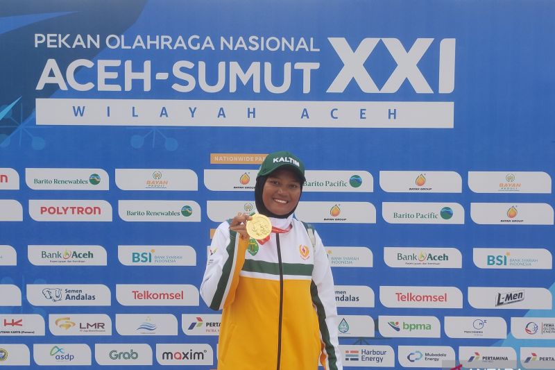 Atlet layar Kalimantan Timur Cintia Laura yang bersama rekannya Sarmila berhasil meraih emas di nomor internasional 420 putri dalam Pekan Olahraga Nasional (PON) XXI/2024 Aceh-Sumatera Utara di Pantai Kampung Jawa, Banda Aceh, Senin (16/9/2024). ANTARA/Risky Syukur